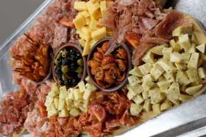 Huisgemaakte tapas assortiment met olijven, pepertjes en garnalen bij Smits Specialiteiten