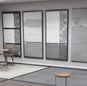 Showroomruimte met mozaïeken en tegels voor de vloer bij Toon den Otter in 's-Hertogenbosch