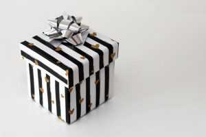 Collage van 5 originele trouwcadeautjes: fotoshoot, kookworkshop, huwelijkskrant, gegraveerde glazen en restaurantbon