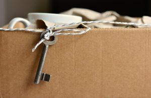 Efficiënt inpakken voor verhuizing met gesorteerde verhuisdozen per categorie en bestemming duidelijk gemarkeerd