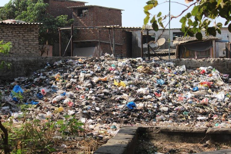 Overzicht van de vuilstort in Venlo met moderne recycling- en energieopwekkingsfaciliteiten