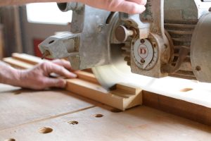 Voorbeeld van professioneel kwaliteits timmerwerk met custom houten kasten en meubels voor huizen en bedrijven