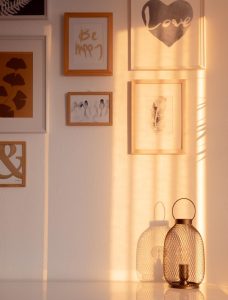 Interieur voorbeeld woninginrichting in Hellevoetsluis met moderne meubels en warme verlichting