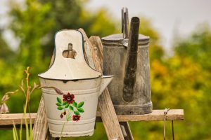 Overzicht van Rommelmarkt Zwolle met kraampjes vol vintage items, meubels en ambachtelijke producten