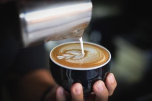 Illustratie van de beste apps voor een efficiënter huishouden met technologie voor boodschappen en schoonmaak