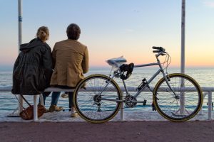 Voordelen van fietsen - gezonde fietser in actie op een fietsroute door de natuur